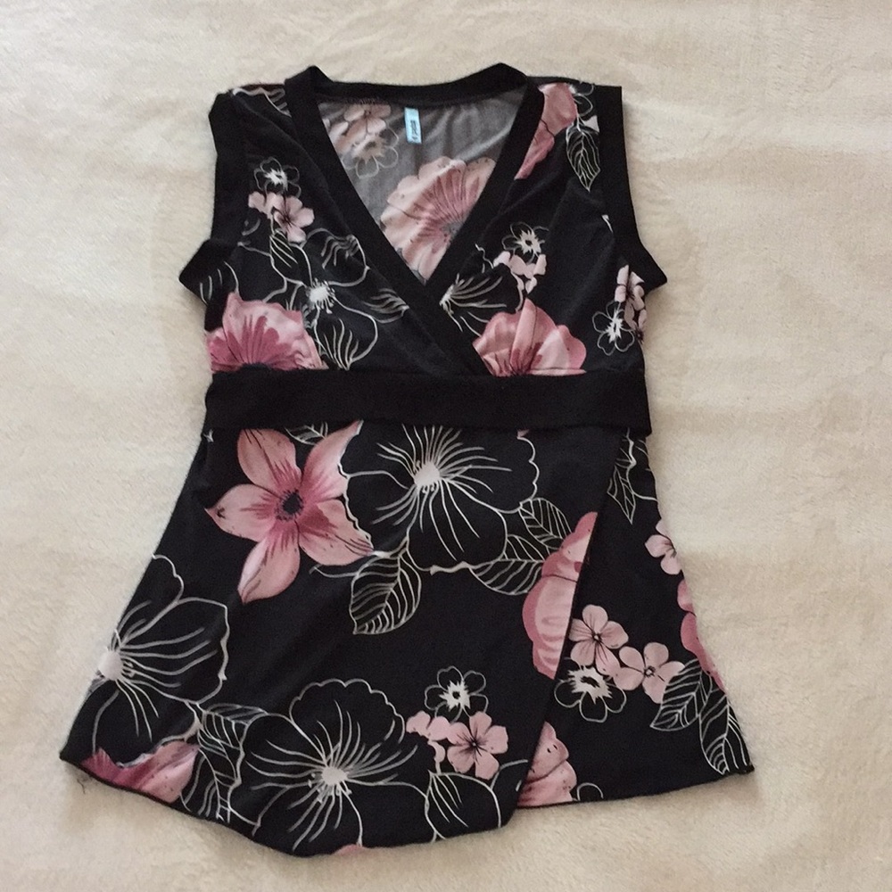 Blouse with adjustable tie in the back